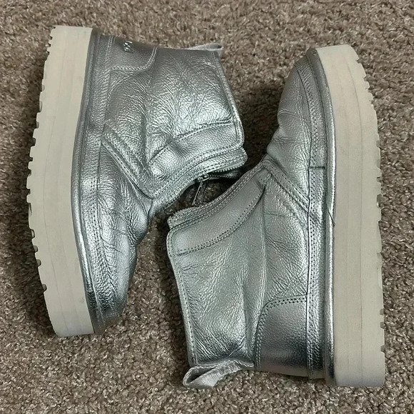 UGG - Picture 4 of 10